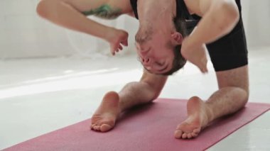 Sportif delikanlı fitness salonunda Yoga uygulamak