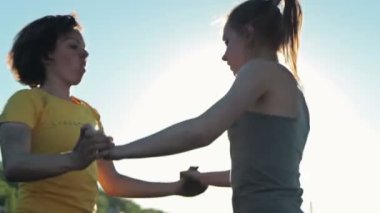 İki kız tren - egzersiz atlama