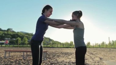 Girls crossfit birlikte, çömelme
