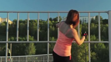 mutlu bir kadın dışarıda eğleniyor