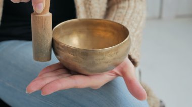 Hırka nepal şarkı kase ile rahatlatıcı genç kadın