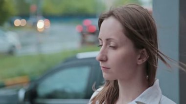 Şehirde beyaz kadın portresi,