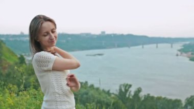 Setin içinde genç kadın