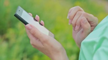 Akıllı telefon kullanan yakın çekim kadın