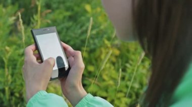 Kadın el kullanarak akıllı telefon güzel doğada yakın çekim