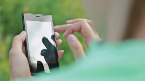 Gros plan d'une femme utilisant un téléphone intelligent mobile