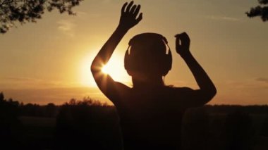 Müzik ve ormanda dans kulaklıktan koyarak kadın