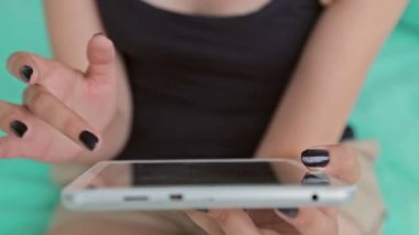 Eller yakın çekim kadın dijital tablet bilgisayar kullanarak.
