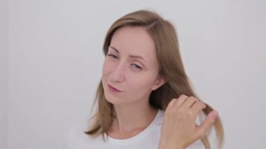 Genç güzel kadın saçlarını sabitleme