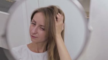 Genç güzel kadın saçlarını sabitleme
