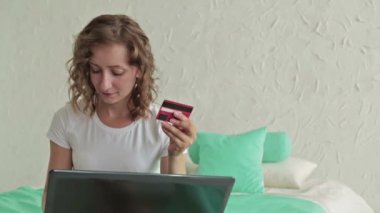Online Kredi kartı ile dizüstü bilgisayar alışveriş kadın
