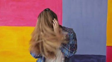 Müzik, dans ve yüz uzun saçlarından kapanış kadın