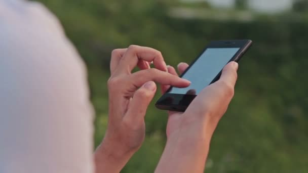 Femme utilisant mobile dans la rue