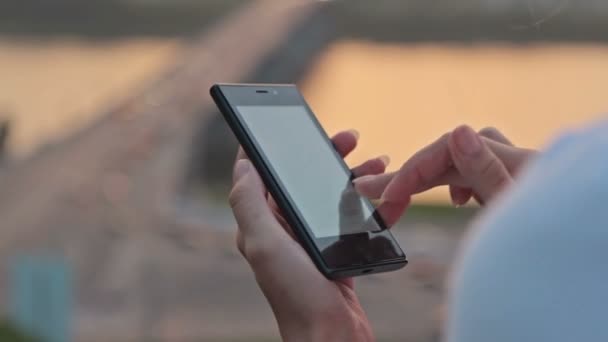 Femme utilisant mobile dans la rue