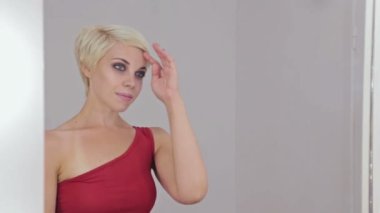 Güzel, genç ve seksi kadınla güzel makyaj ve kısa saç modeli