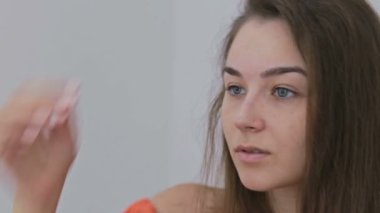 Makyaj olmadan güzel, genç ve seksi kadın portresi