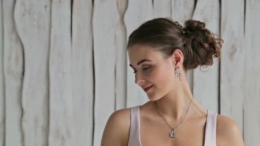 Güzel güzel makyaj ve zarif saç modeli ile şehvetli Bayan portresi