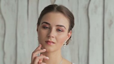 Güzel makyaj ve zarif saç modeli ile güzel genç bayan portresi