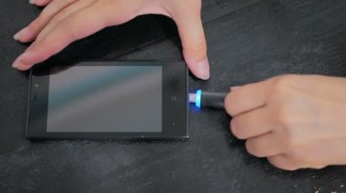 Kadının smartphone şarj kablosu takmayı Siyah Yıldırım el