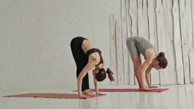 Sportif erkek ve kadın ashtanga yoga yaparken