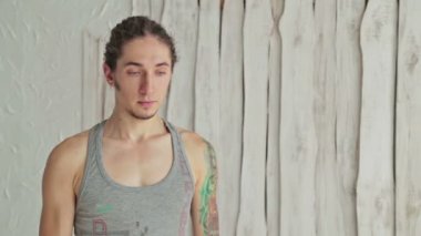 Genç sportif tebrik namaste el yapımı fitness salonunda pratik yoga adam