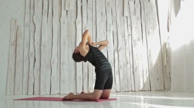 Sportif delikanlı fitness salonunda Yoga uygulamak