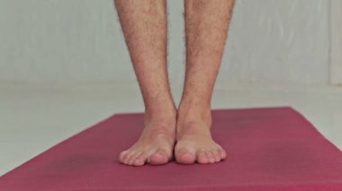 Sportif delikanlı fitness salonunda Ashtanga yoga uygulamak