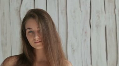 Makyaj olmadan güzel, genç ve seksi kadın portresi