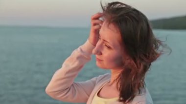 Gün batımında atış bir seyahat gemisinde genç kadın kadar kapatın.