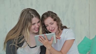 İki kadın dijital tablet kullanma