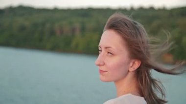 Gün batımında atış bir seyahat gemisinde genç kadın kadar kapatın