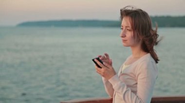 Yolcu gemisinde cep telefonu kullanan kadın