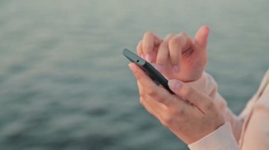 Yolcu gemisinde cep telefonu kullanan kadın