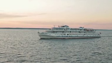 Nehrin üzerinde günbatımında yelken gemisi