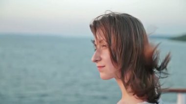 Gün batımında atış bir seyahat gemisinde genç kadın kadar kapatın.