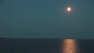 Nehre yansıtan moon. Timelapse