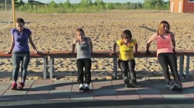 Parkta bankta şınav kızlar