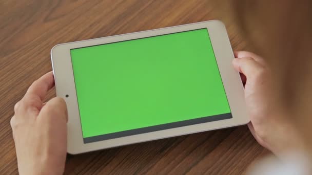 Mujer bonita sosteniendo en la mano tableta con pantalla verde — Vídeos de Stock