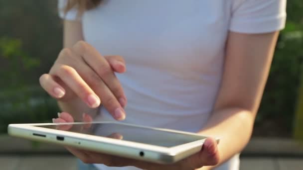 Vrouw met behulp van tablet Pc bij zonsondergang — Stockvideo