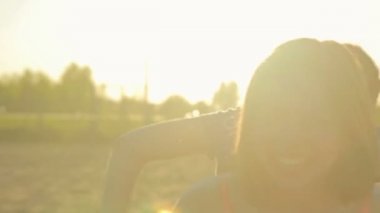 Eğlenceli, sırtıma sürüş sahip iki kız