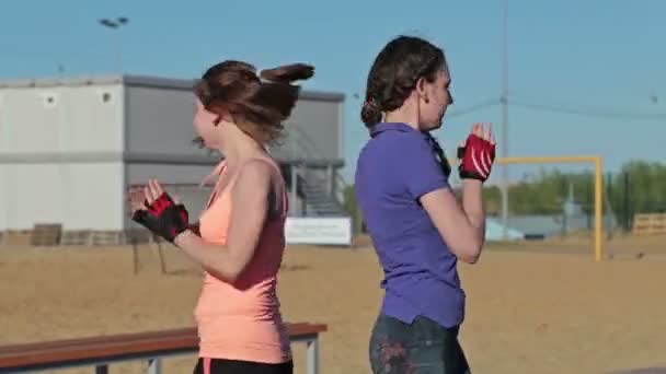 Kolei dziewczyny i klaskanie ręce — Wideo stockowe