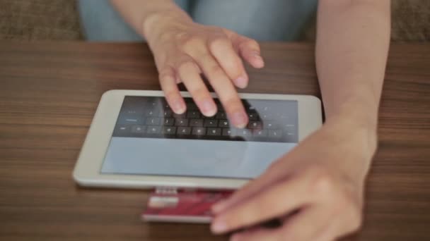 Jovem mulher comprando na internet — Vídeo de Stock