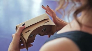 Sanal gerçeklik maskesi holding Womans eller. VR