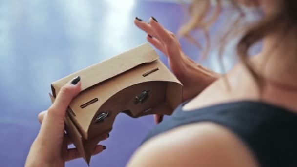 Γυναικεία χέρια που κρατούν την εικονική πραγματικότητα μάσκα. VR — Αρχείο Βίντεο