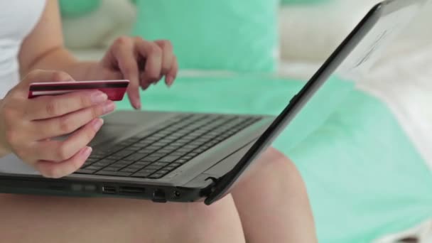 Donna che acquista online su laptop con carta di credito — Video Stock