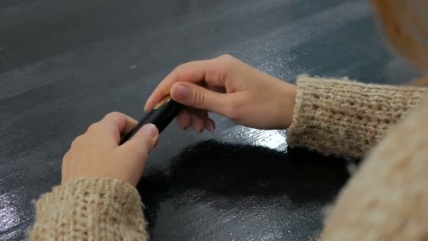 Woman opening new mascara — Stock Video