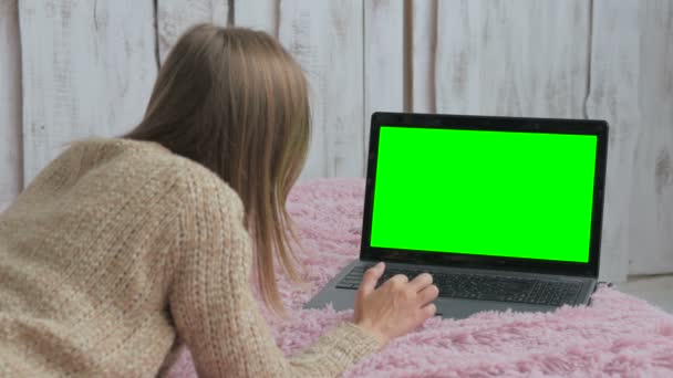 녹색 화면이 달린 랩탑을 사용하는 여자 — 비디오