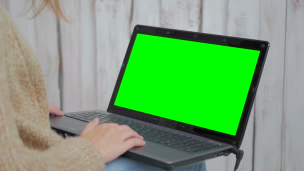 Woman using laptop with green screen — Stock Video