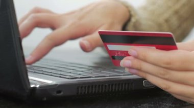 Online Kredi kartı ile dizüstü bilgisayar alışveriş kadın