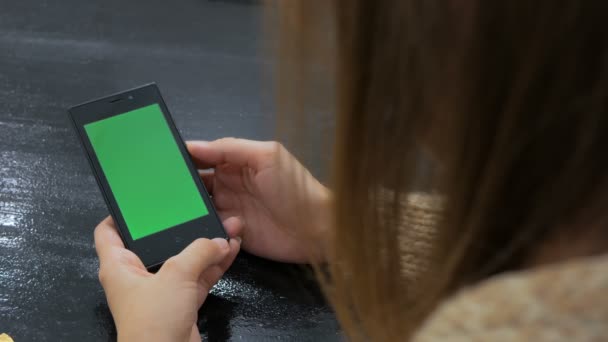 Žena dívá na smartphone se zelenou obrazovkou — Stock video